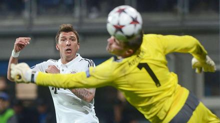 Mario Mandzukic trifft zum 1:0 für Bayern München.