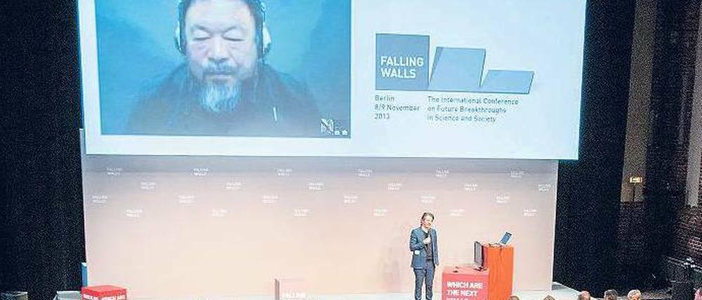 Olafur Eliasson spricht per Skype mit Ai Weiwei.
