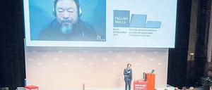 Olafur Eliasson spricht per Skype mit Ai Weiwei.