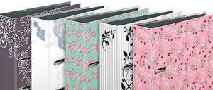 Fünf Ordner mit verschiedenen Mustern in einer Reihe.