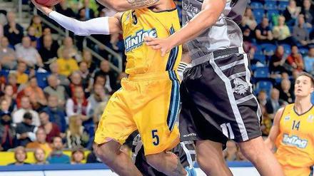 Mitten durch die Langen. David Logan zieht ungeachtet der Reichweite seiner Gegenspieler zum Korb. Der US-Amerikaner war mit 17 Punkten Albas Topscorer. Foto: City Press