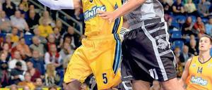 Mitten durch die Langen. David Logan zieht ungeachtet der Reichweite seiner Gegenspieler zum Korb. Der US-Amerikaner war mit 17 Punkten Albas Topscorer. Foto: City Press