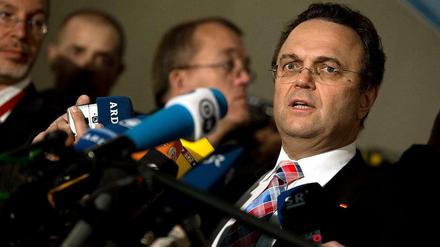 Innenminister Friedrich (CSU) ist heute sehr gefragt und räumt dann die eigene Position.