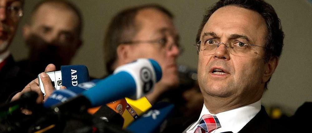 Innenminister Friedrich (CSU) ist heute sehr gefragt und räumt dann die eigene Position.