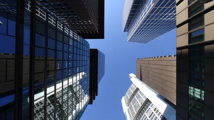 Ein Büroturm ist nicht unbedingt sehr erschwinglich, aber mit offenen Immobilienfonds kann man auch als Kleinanleger in Immobilien investieren.