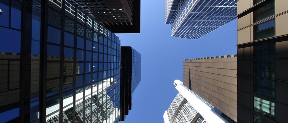 Ein Büroturm ist nicht unbedingt sehr erschwinglich, aber mit offenen Immobilienfonds kann man auch als Kleinanleger in Immobilien investieren.