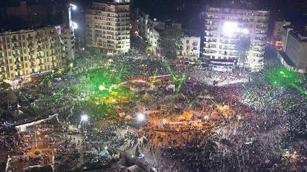 Macht und Ohnmacht. Ägypten hat in kurzer Zeit die Personendiktatur Mubaraks, eine islamische Mehrheitstyrannei (hier Proteste gegen Mursi) und eine Militärdiktatur gesehen. Zur Revolte reicht eine massive Mobilisierung, zur Demokratisierung braucht es mehr.