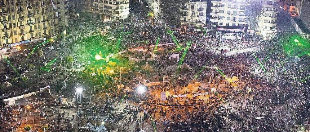 Macht und Ohnmacht. Ägypten hat in kurzer Zeit die Personendiktatur Mubaraks, eine islamische Mehrheitstyrannei (hier Proteste gegen Mursi) und eine Militärdiktatur gesehen. Zur Revolte reicht eine massive Mobilisierung, zur Demokratisierung braucht es mehr.