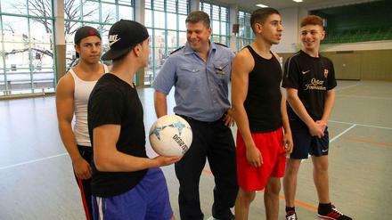 Sportlich fair: Polizist Carsten Prenzel im Gespräch mit Weddinger Jugendlichen