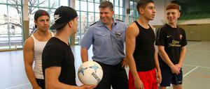 Sportlich fair: Polizist Carsten Prenzel im Gespräch mit Weddinger Jugendlichen