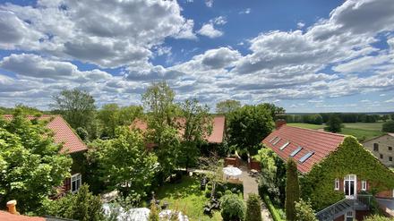 Das kleine Dorf Netzeband ist von Wiesen und Wäldern umgeben