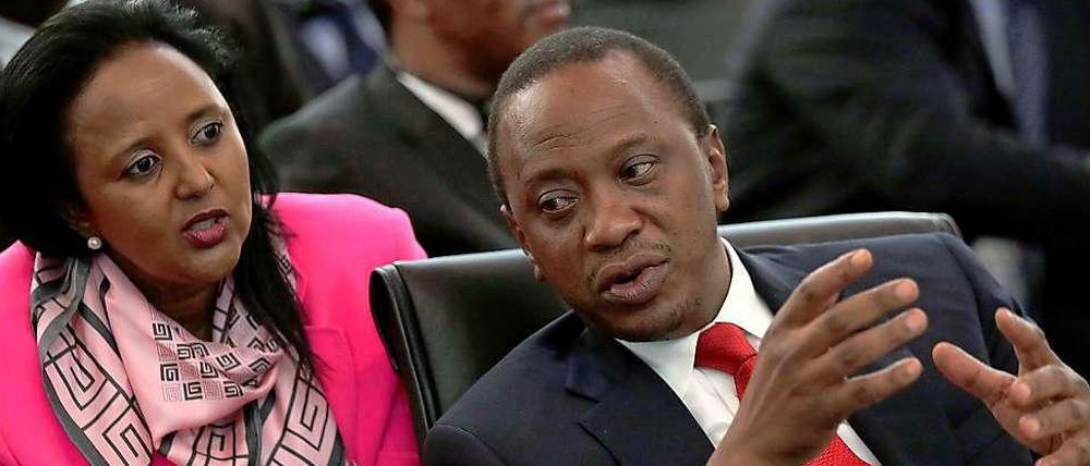 Der kenianische Präsident Uhuru Kenyatta und seine Außenministerin Amina Mohamed arbeiten seit der Amtsübernahme im März daran, dass der Prozess gegen Kenyatta ausgesetzt wird. Die gesamte diplomatische Energie des Landes geht in die Erreichung dieses Ziels. Die Chancen, dass Kenyatta sich nicht vor dem Internationalen Strafgerichtshof verantworten muss, sind trotzdem nicht allzu hoch.