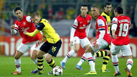 Eingekesselt. Über 90 hatten die Dortmunder (Szene mit Jakub Blaszczykowski) große Mühe mit ihrem Gegner. Überhaupt blieben beide Teams spielerisch einiges schuldig. 