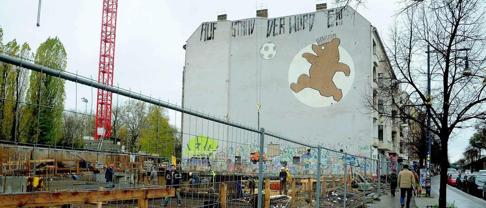 Das Wandbild mit dem spielenden Bären entstand zur 750-Jahr-Feier von Berlin.