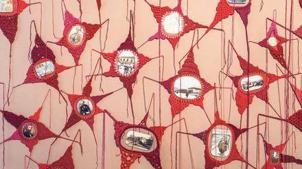 Umhäkelte Erinnerung. Silvina Der-Meguerditchians Arbeit „Freundschaft“ von 2011 in der Ausstellung. 