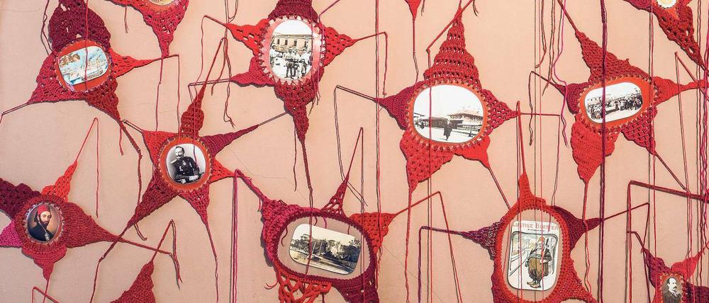 Umhäkelte Erinnerung. Silvina Der-Meguerditchians Arbeit „Freundschaft“ von 2011 in der Ausstellung. 