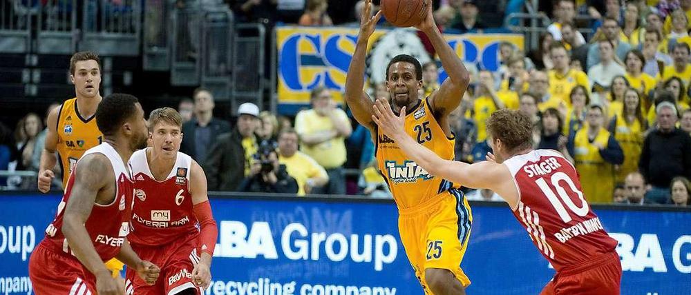Gelb springt höher. Überraschend deutlich beherrschten Clifford Hammonds (M.) und seine Kollegen von Alba Berlin den FC Bayern München.