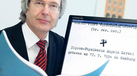 Saubermann. Mit seiner eigenen Software wollte der Dortmunder Professor Uwe Kamenz Deutschland von der „Mogel-Seuche“ befreien. Jetzt steht Kamenz, Autor des Buches „Professor Untat. Was faul ist hinter den Hochschulkulissen“ selbst unter Verdacht. 