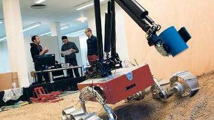 Planet im ersten Stock. Das Testgelände des TU-Teams im ersten Stock des Instituts für Luft- und Raumfahrt. 