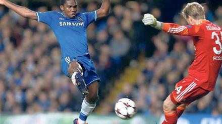 Der Schuss geht nach hinten los. Schalkes Torhüter Timo Hildebrand (r.) drischt den Abschlag gegen das Bein von Samuel Eto’o. Von dort prallt der Ball ins eigene Tor. Foto: AFP
