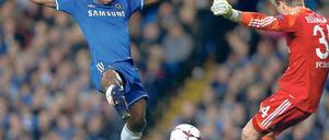 Der Schuss geht nach hinten los. Schalkes Torhüter Timo Hildebrand (r.) drischt den Abschlag gegen das Bein von Samuel Eto’o. Von dort prallt der Ball ins eigene Tor. Foto: AFP