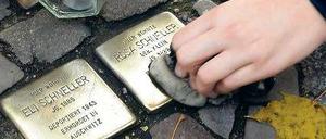 Glänzt wieder. In der Großen Hamburger Straße erinnern Stolpersteine unter anderem an Elli und Rosa Scheller. 