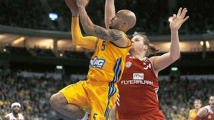 David Logan (l.) setzt sich gegen Bayerns John Bryant durch.
