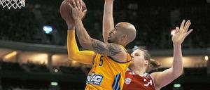 David Logan (l.) setzt sich gegen Bayerns John Bryant durch.