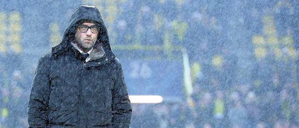 Englische Wetterlage in Dortmund. BVB-Trainer Jürgen Klopp stand bei seiner Rückkehr an die Seitenlinie gleich im Regen. Foto: dpa
