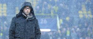 Englische Wetterlage in Dortmund. BVB-Trainer Jürgen Klopp stand bei seiner Rückkehr an die Seitenlinie gleich im Regen. Foto: dpa