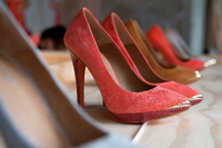 Rote, hochhackige Damenschuhe stehen in der Auslage eines Zalando-Geschäfts.