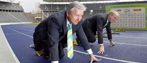 Bürgermeister Klaus Wowereit wartet im Olympiastadion auf den Startschuss.