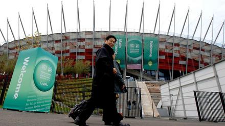 Ein Chinese vor dem Stadion in Warschau