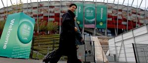 Ein Chinese vor dem Stadion in Warschau