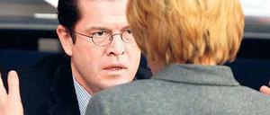 Archivbild. Angela Merkel und Freiherr zu Guttenberg in gemeinsamen Kabinettstagen. Das aktuelle Treffen ergab keine allgemein zugänglichen Bilder – was einiges besagt.