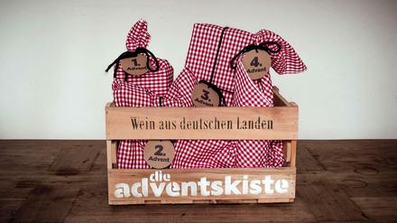 Vier Päckchen ergeben eine Adventskiste.