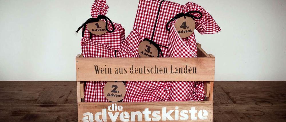 Vier Päckchen ergeben eine Adventskiste.