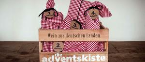 Vier Päckchen ergeben eine Adventskiste.