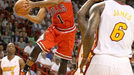 Derrick Rose (hier im Spiel gegen Miami) ist nach seiner langen Verletzungspause noch nicht wieder der alte Überflieger.