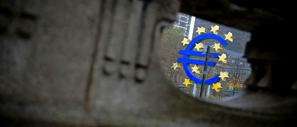 Damit hatten Experten nicht gerechnet: Die EZB senkt den Leitzins für den Euro-Raum auf den tiefsten Stand.