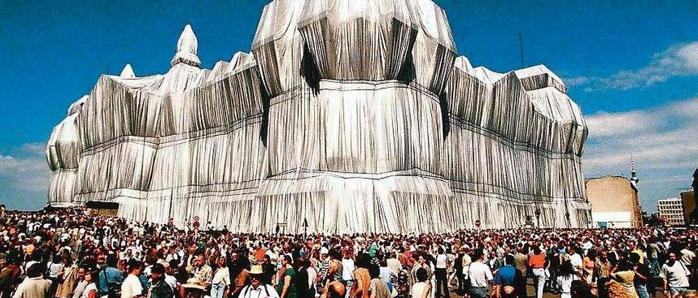 Berlin, Mitte der 90er. Der Reichstag - eine Attraktion in der Stadt.