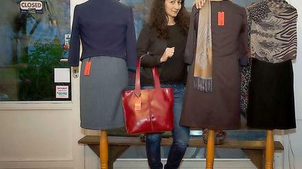Die Designerin Gülay Basgöl  posiert mit Schaufensterpuppen in ihrem Laden in Schöneberg.