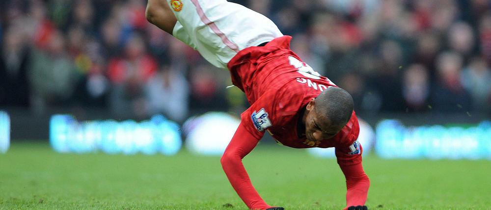 Von Klinsmann lernen, heißt fliegen lernen: Ashley Young wird wegen seiner Schwalben kritisiert. 