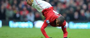 Von Klinsmann lernen, heißt fliegen lernen: Ashley Young wird wegen seiner Schwalben kritisiert. 