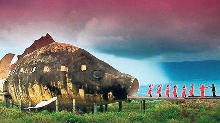 Tätern auf der Spur. In "The Act of Killing" stellen Mitglieder indonesischer Todesschwadrone die eigenen Taten nach - hier etwa als Musical.