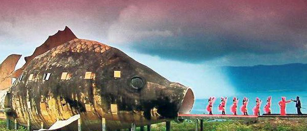 Tätern auf der Spur. In "The Act of Killing" stellen Mitglieder indonesischer Todesschwadrone die eigenen Taten nach - hier etwa als Musical.