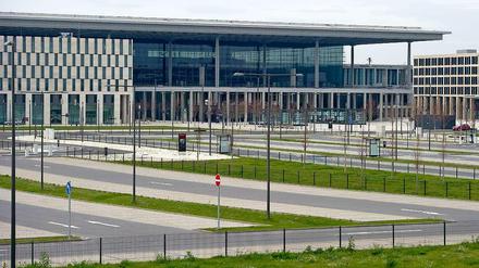 Ganz schön wenig los am neuen Flughafen. Wer sich auf den Weg zum BER macht, kann sich entspannen. Viel Verkehr kommt einem hier nicht entgegen.