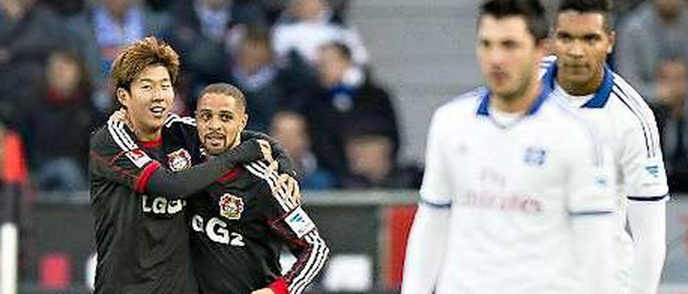 Jubel der Ex-Spieler: Die Leverkusener Heung-Min Son und Sydney Sam feiern einen 5:3-Sieg über ihren ehemaligen Klub aus Hamburg.