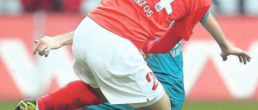 Umkämpftes Spiel. Hier duellieren sich der Mainzer Joo-Ho Park (vorn) und der Franfurter Tranquillo Barnetta. Foto: dpa