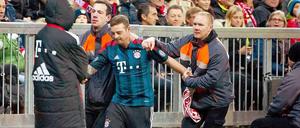 Nur er musste rennen: Ein Flitzer beim Spiel der Bayern gegen Augsburg.
